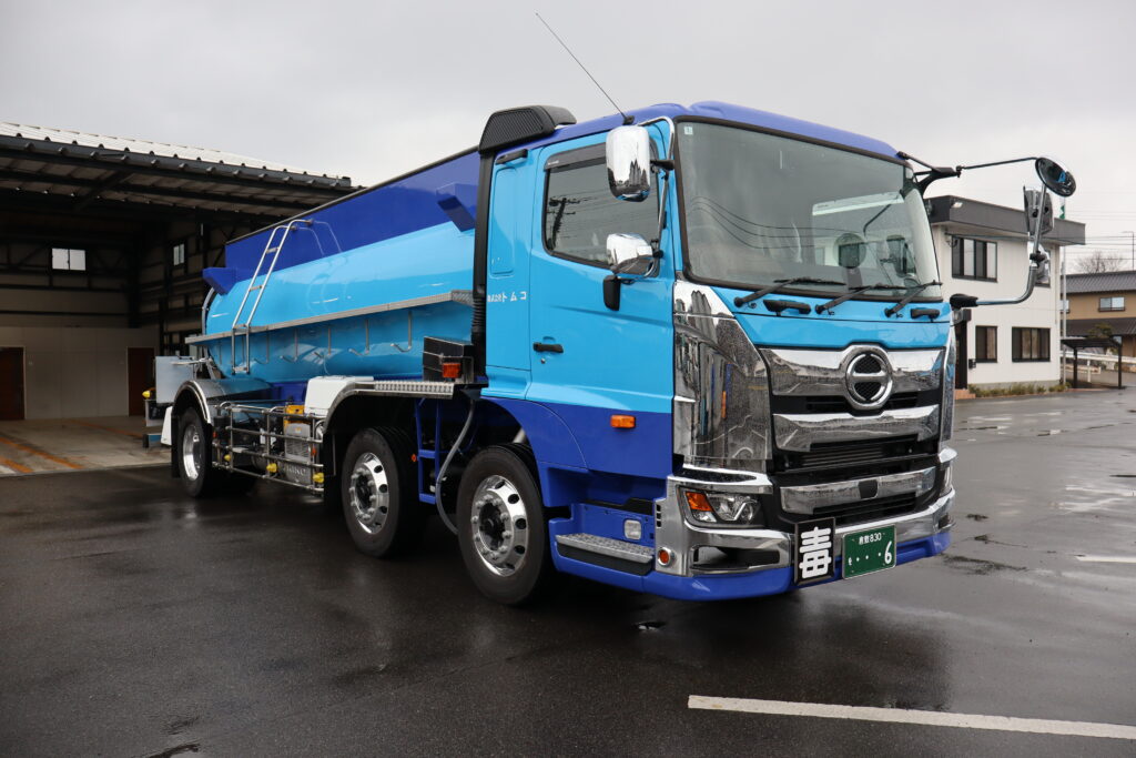 納車した新車のタンクローリーの写真