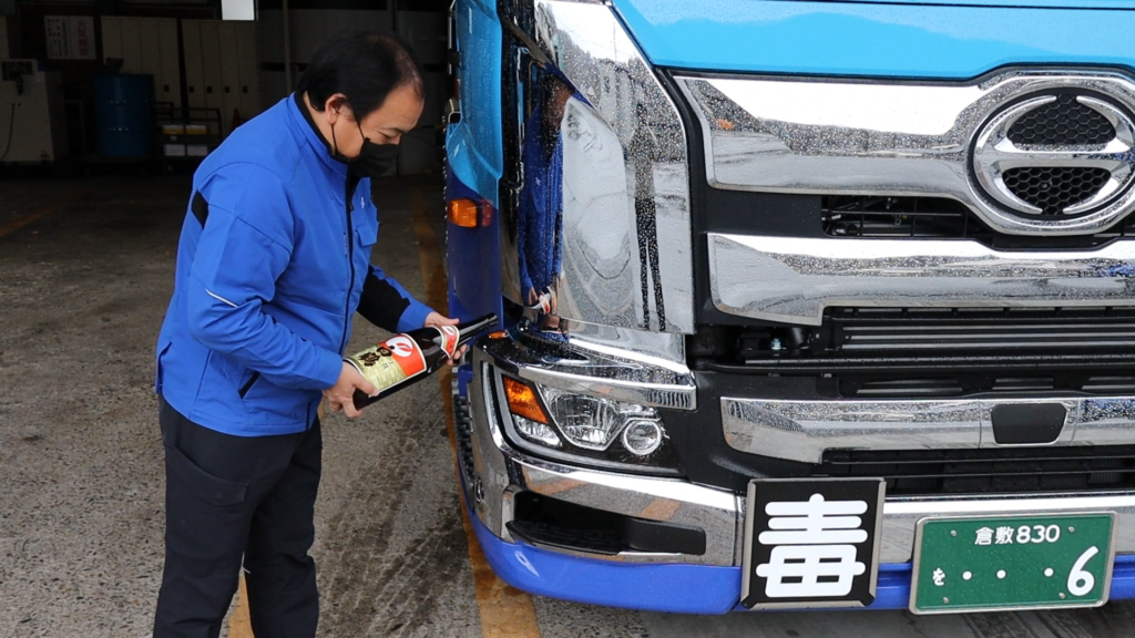 納車した車両に御神酒している写真